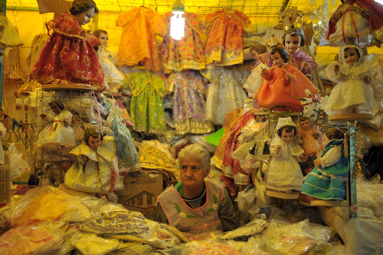 A partir del segundo año, ya se le puede poner un ropón de colores y al siguiente, al tercero, ya usualmente lo disfrazan de rey o emperador con corona y cetro porque supuestamente ya tiene el poder de concederte milagros.