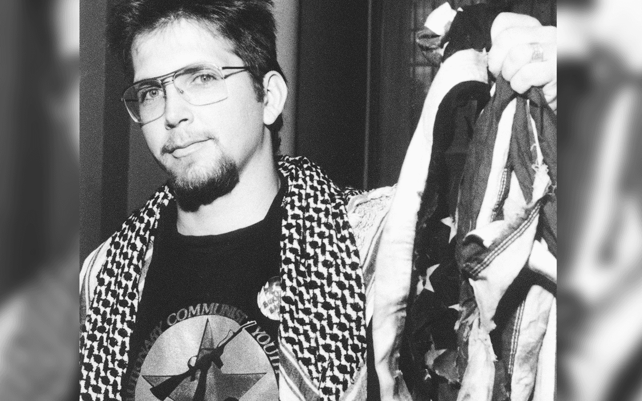Gregory "Joey" Johnson, de 33 años, en cuyo nombre se ha protegido constitucionalmente la quema de banderas, sostiene una bandera el miércoles 28 de junio de 1989.