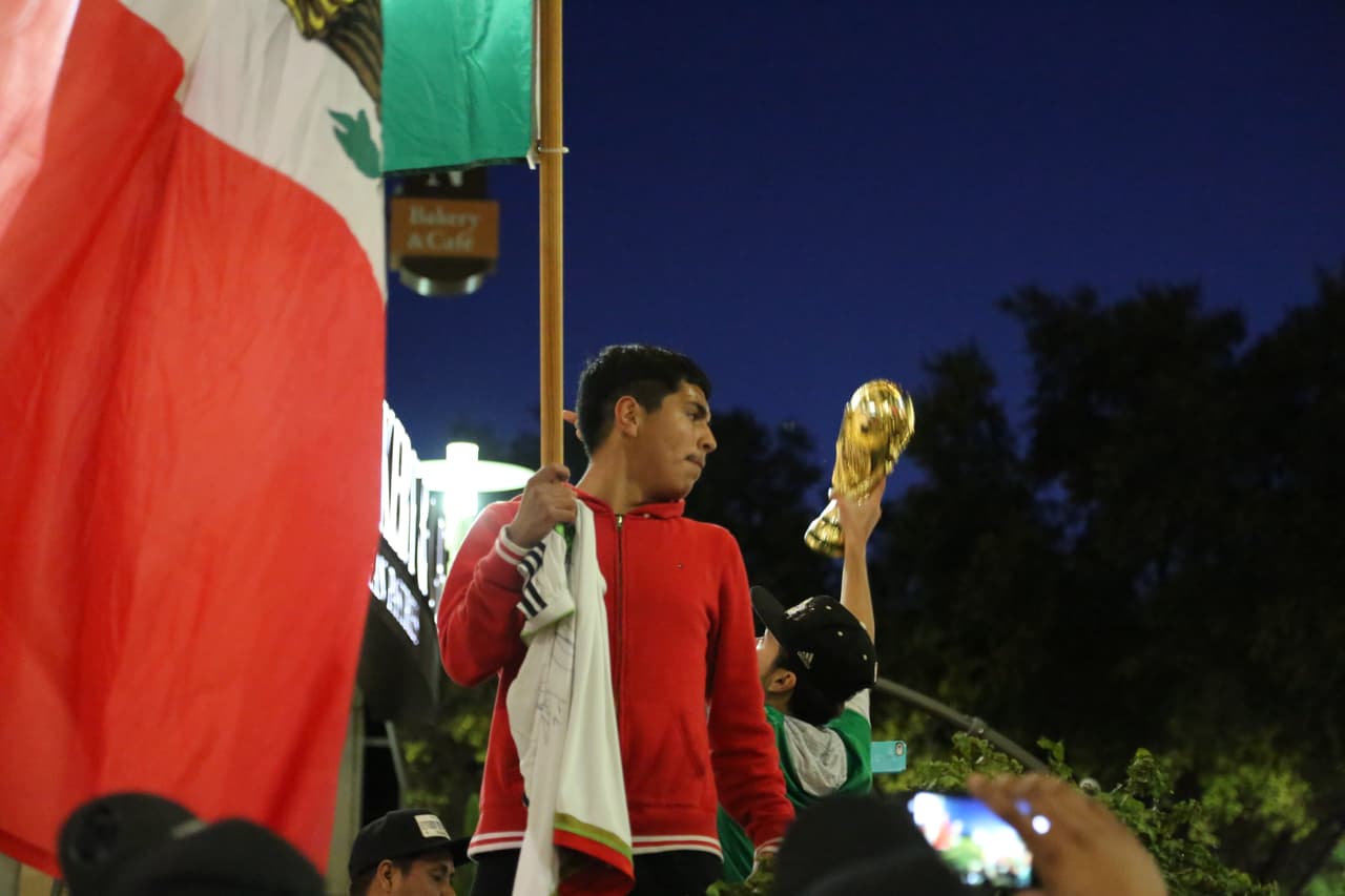 Los aficionados mexicanos utilizaron todo tipo de artículos para demostrar su apoyo a la selección mexicana de Osorio.