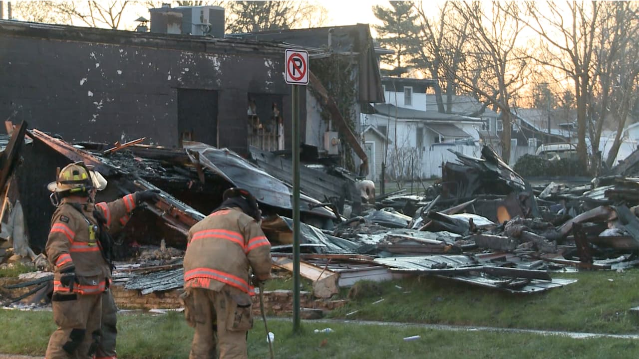 Taylor y Daeverse apenas salieron cuando la casa, que era consumida por las llamas, estalló y quedó reducida a escombros.