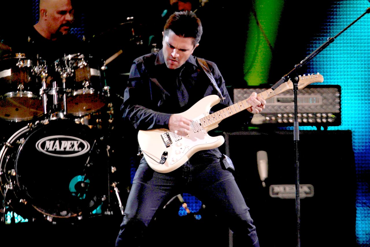 Según el portal ‘People en español’, Juanes uso la misma guitarra durante 15 años, por lo que una compañía ahora le patrocina 15 guitarras al año en reconocimiento a su contribución musical.
<br>