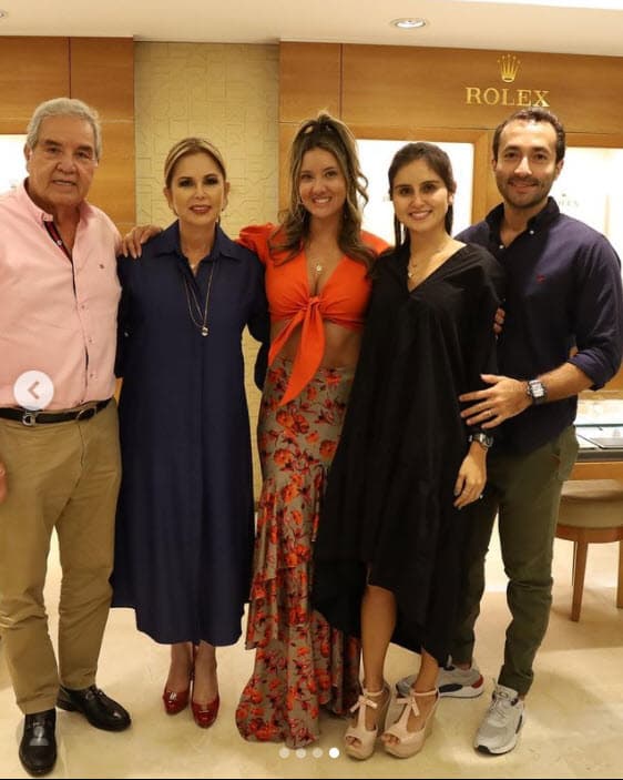 "Porque además no existe un precio para comprarlo. ¡Ahora me entenderán la emoción y la fortuna que la joyería André Laurent me lo haya permitido tener otra vez!", agradeció.
<br>