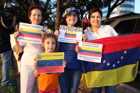 A cantos y gritos pidieron paz y libertad en la calle Westheimer, una de las más transitadas de Houston. 