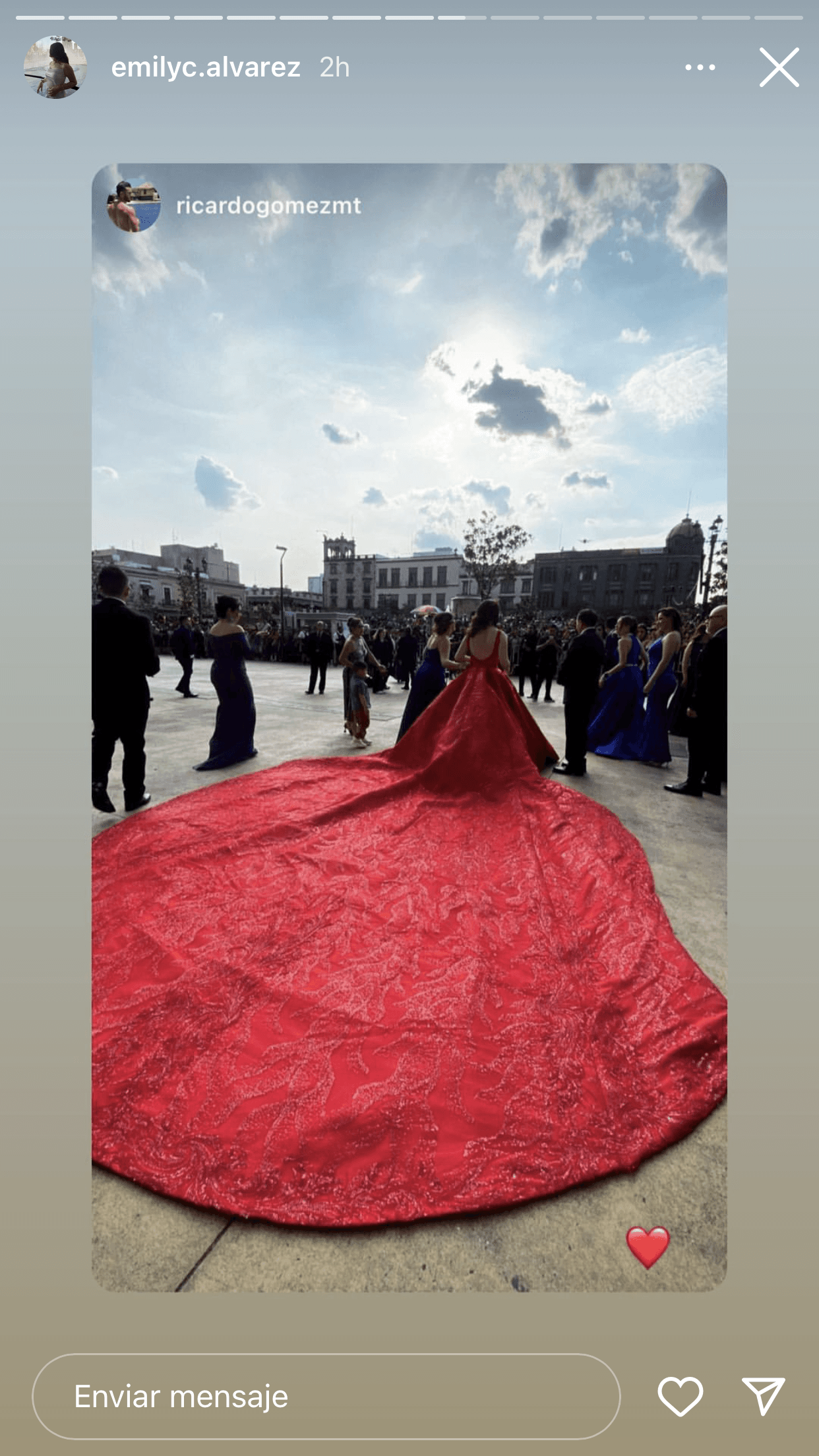 De acuerdo con la prensa local, se requirió corte a la circulación de autos sobre la avenida Alcalde para que 'El Canelo', su hija e invitados pudieran llegar a la Catedral, en donde fueron citados a las 4 de la tarde, hora local.
<br>