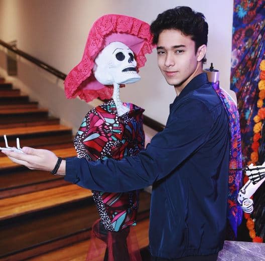 A pesar de estar 100% metido en su carrera musical, Joel no ha dejado de estudiar, él y Erick tienen una maestra que les da lecciones todos los días para no perder la escuela.