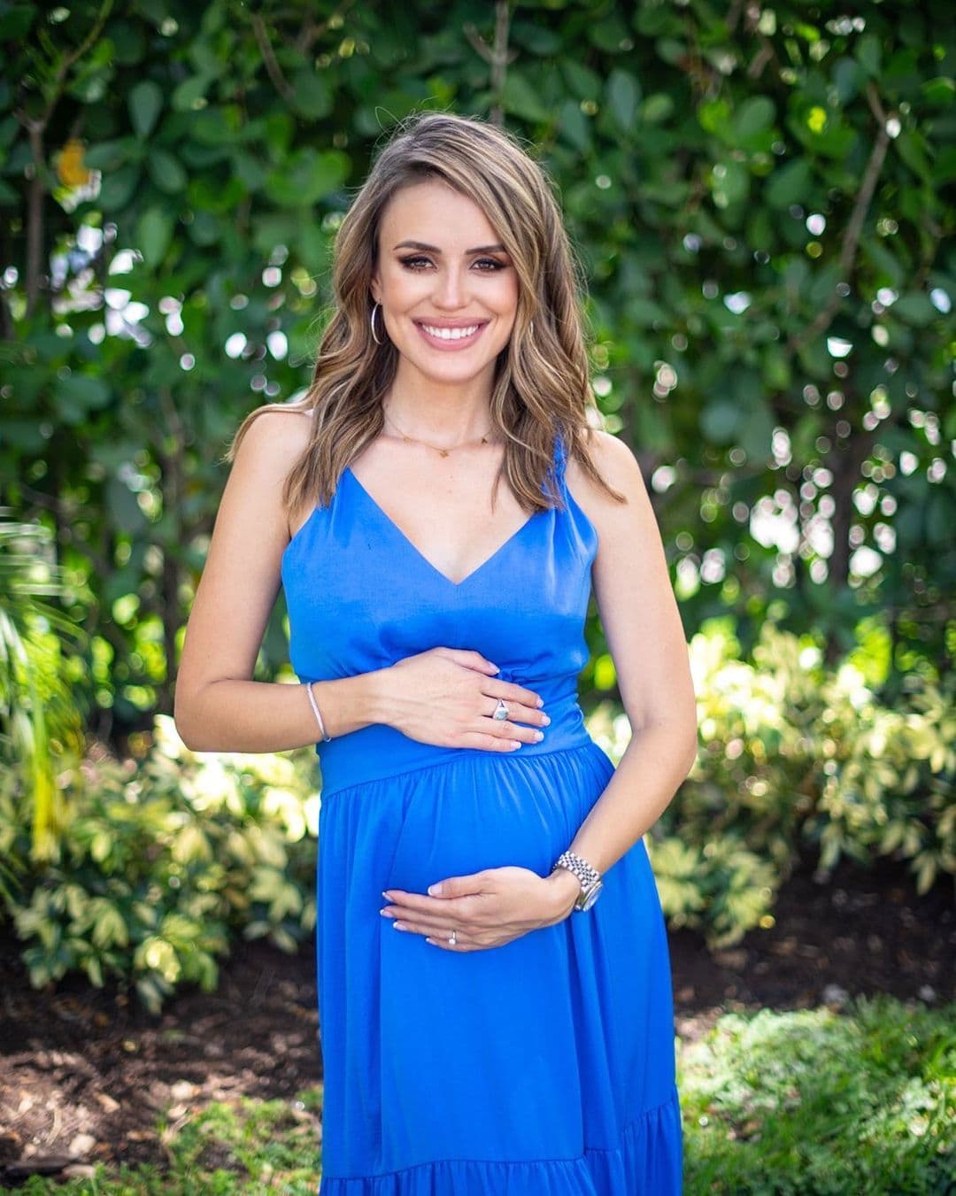 Ella tiene 23 semanas de embarazo y este es uno de sus primeros looks de maternidad.