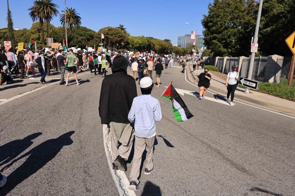 Personas de todas las edades, descendientes de palestinos y de otras nacionalidades, se dieron cita desde temprano para enviar un mensaje contundente contra la ofensiva israelí.