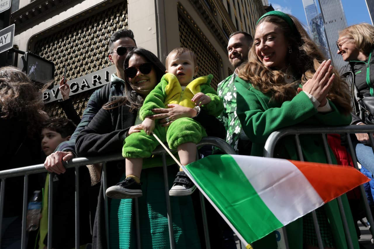 Público de todas las edades se vistieron de color verde para celebrar a San Patricio.