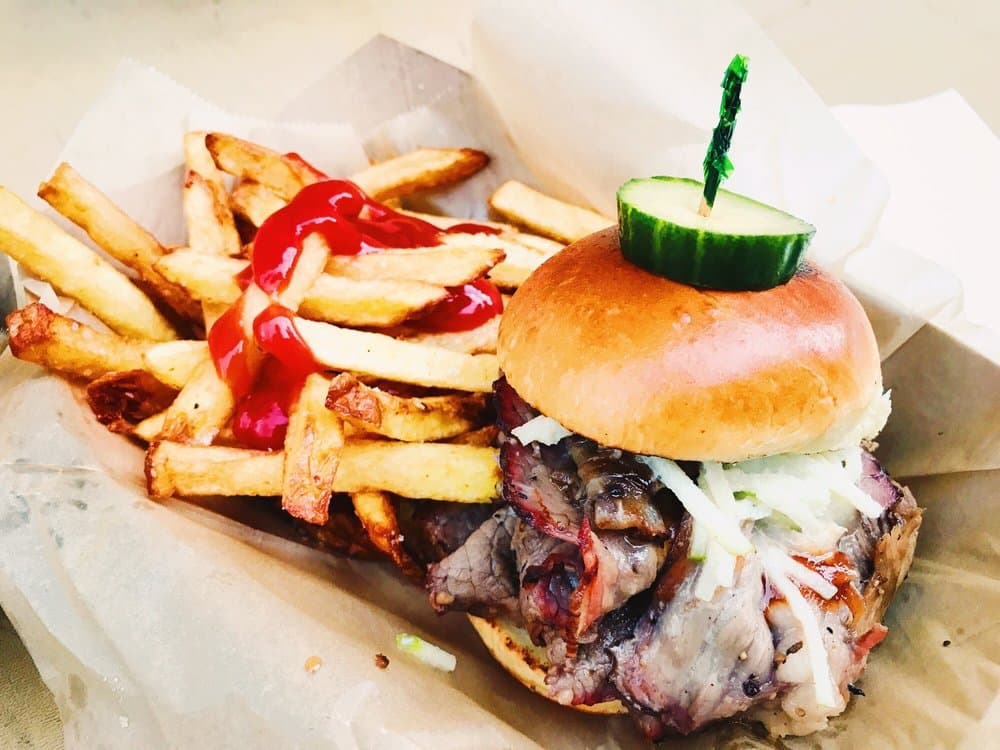 <b>CockADoodleMoo</b>
<br>Teléfono: (984) 269-8420
<br>
<b><a href="https://www.yelp.com/map/cockadoodlemoo-raleigh">Cómo llegar</a></b>
<br>
<br>Promocionan que sirven “barbacoa tradicional y global, sándwiches gourmet con ingredientes frescos, totalmente naturales y locales”.