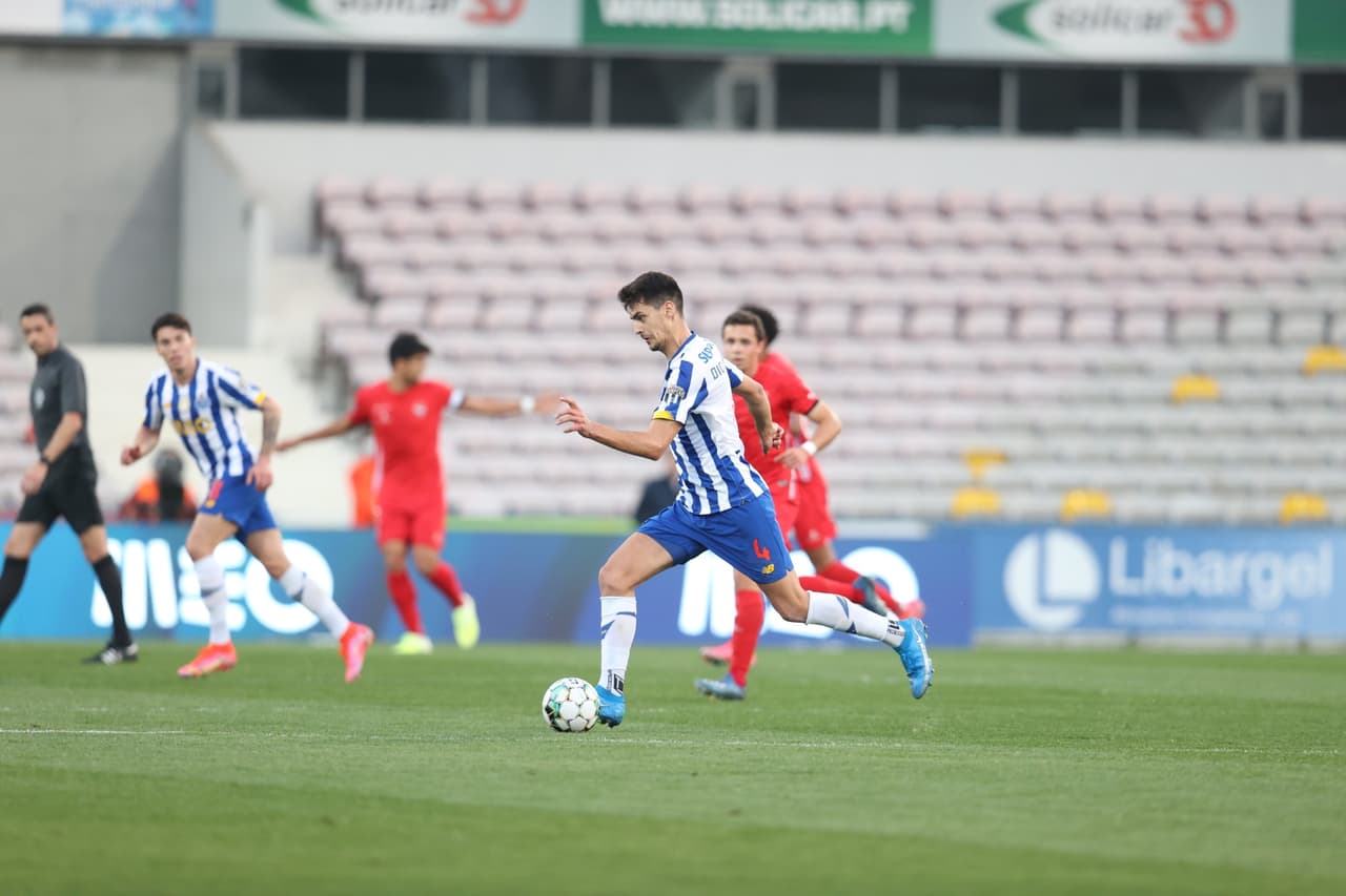 Mateus Uribe (7’) abrió el marcador y Sérgio Oliveira (60’) sentenció el resultado. Porto y Gil Vicente acumulan 48 y 19 unidades en la Primeira Liga. El siguiente compromiso de los Dragones será ante Juventus por un lugar en los Cuartos de la UEFA Champions League.