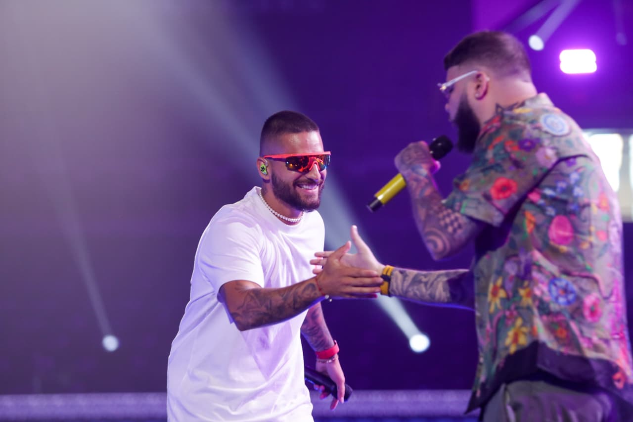 Maluma quien cantará el tema "Qué más, pues" con Farruko, a quien saludó efusivamente.