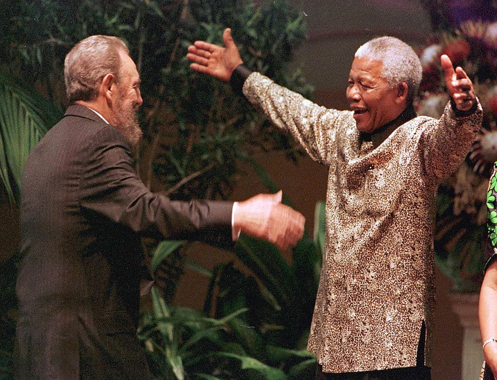 El expresidente de Sudáfrica Nelson Mandela recibe con un abrazo a Castro en Johannesburgo en septiembre de 2001. El mandatario cubano viajó entonces a visitarlo pues se encontraba con problemas de salud.