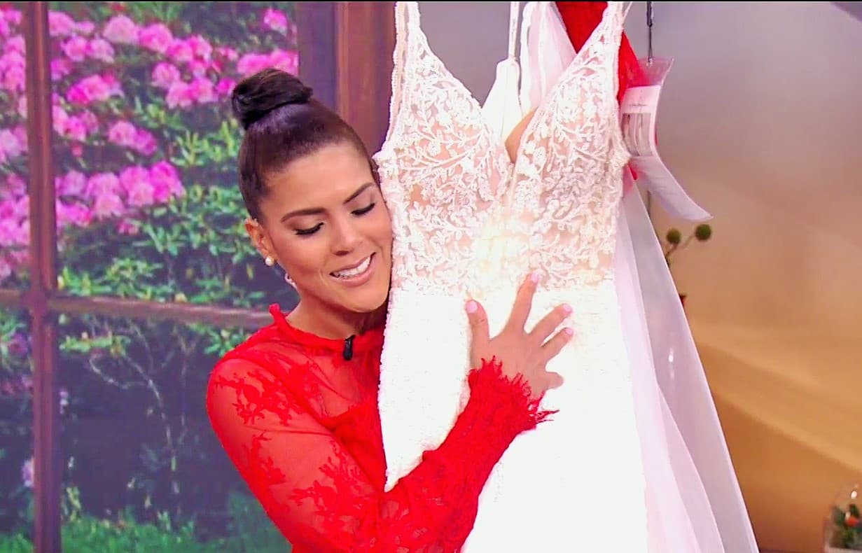 Francisca Lachapel se acercó una vez más a su sueño de llegar al altar al probarse un atuendo de novia que le envío al show nuestra experta en moda, Andrea Chediak.