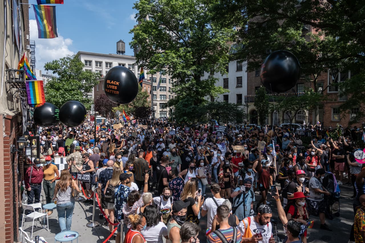 Los manifestantes defendieron la autonomía de su postura al querere desmarcarse del tradicional desfile del Orgullo,
<b>al que consideran contaminado por el patrocinio de grandes corporaciones.</b> Aseguran que su intención es mantener y honrar las raíces del movimiento.