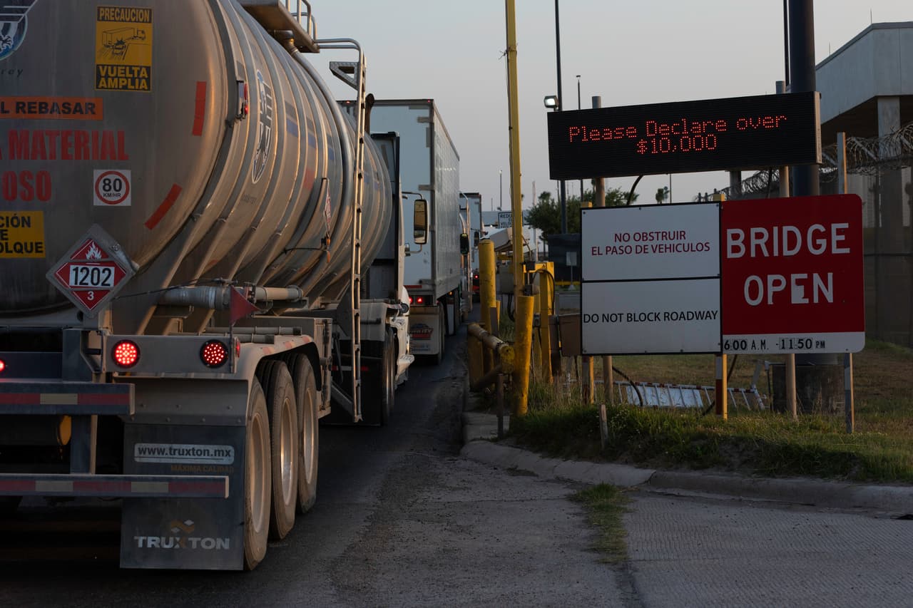 La imagen de filas de camiones en el puente internacional Pharr-Reynosa se repitió durante la semana en otros cruces fronterizos con Texas, que vieron reducir notablemente el flujo de camiones y, con ello, la distribución de mercancías a diferentes partes del país.