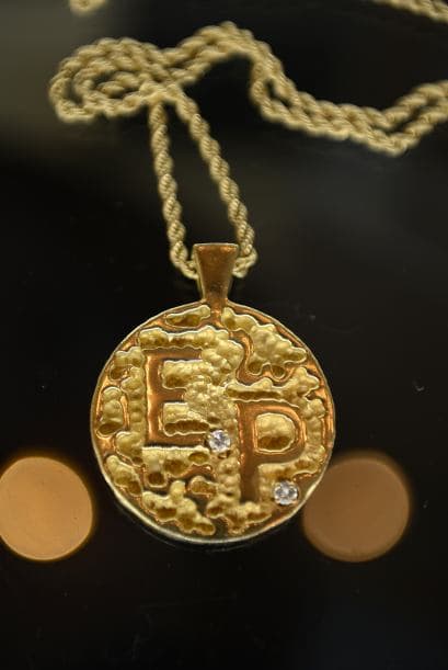 En la subasta también se podía encontrar un medallón de oro de 14 quilates del famoso cantante de rock and roll, grabado con las iniciales "EP" y con incrustaciones de diamantes. Por él se pedía entre $25,000 y $30,00, pero el comprador final pagó por él $31,250.