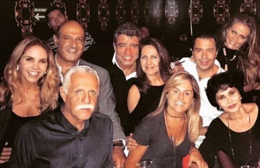 Su amor no necesita un papel para obtener felicidad y tampoco para que se involucren de manera más formal. Los dos conocen a sus respectivas familias y tienen muy buena relación.