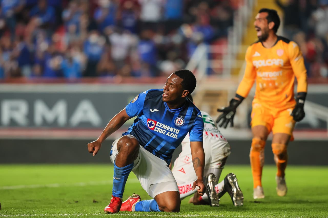 La Máquina se avivó en un tiro de esquina, cobró en corto para que Juan Escobar sacara un agresivo centro al área donde Brayan Angulo ganó a primer poste para el 0-1.