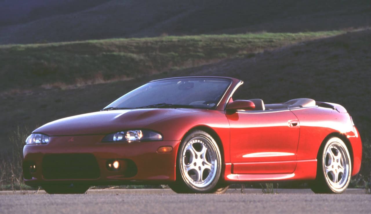 El Mitsubishi Eclipse Spyder, la versión convertible del Eclipse, llegó en 1996 e inmediatamente se ganó los elogios de la prensa especializada por la fácil y rápida operación de su techo convertible y por lo bien que aislaba la cabina cuando estaba instalado. Sin embargo fue criticado por la mala visibilidad que proporcionaba su diminuta ventana trasera.