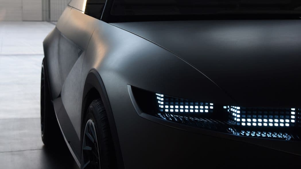 Sus grupos ópticos LED en forma de píxeles acentúan su estilo retrofuturista.