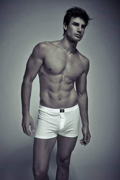 Las tácticas de Juan para conquistar a una mujer son usar la mirada y la sonrisa, aunque confiesa ser tímido y le gusta que ellas también den el primer paso. La cita perfecta para él tiene que ser íntima, rodeado de naturaleza.