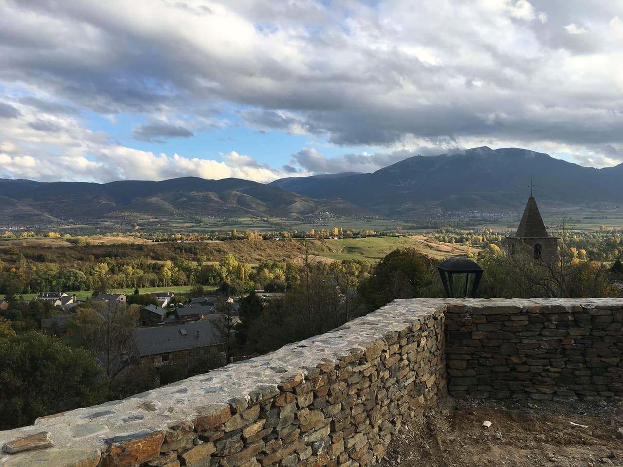 Un lugar hermoso, rodeado de paisajes verdes y residencias lujosas.