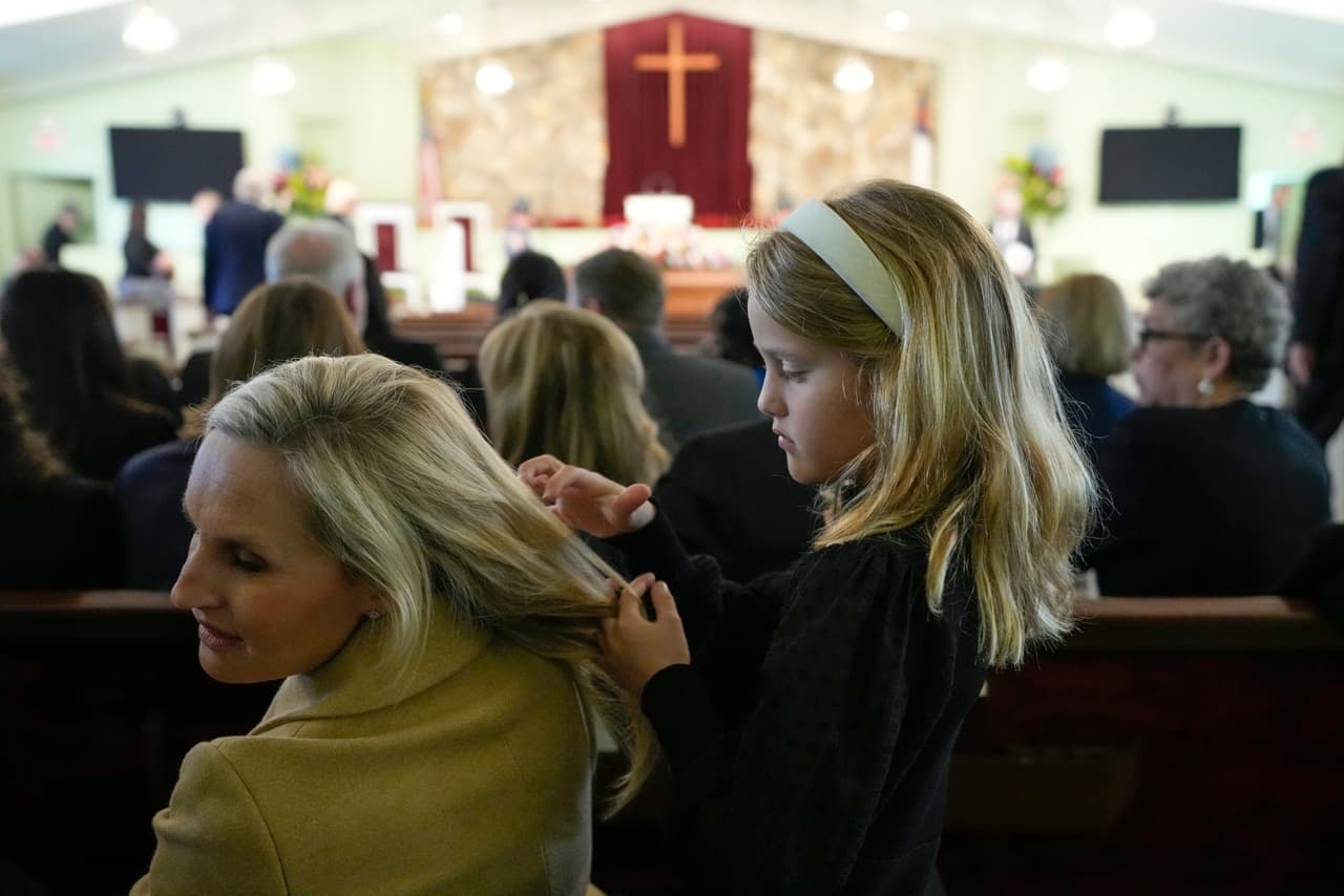 La gente llega antes del funeral de la ex primera dama Rosalynn Carter en la Iglesia Bautista Maranatha.