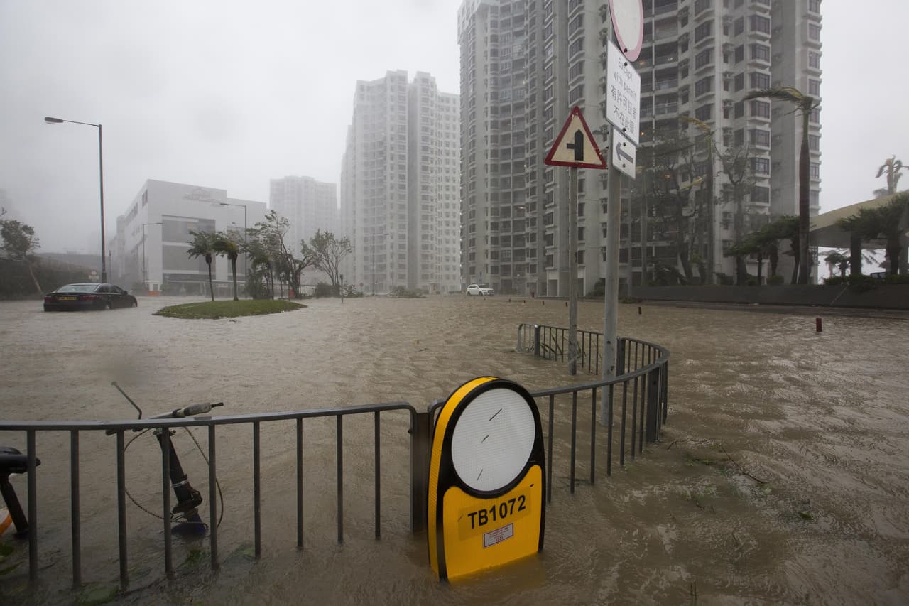 Calles de Hong Kong inundadas. "Es lo peor que he visto", dijo a Reuters el residente Martin Wong. "No he visto las carreteras inundar así ni las ventanas tiemblan así antes".