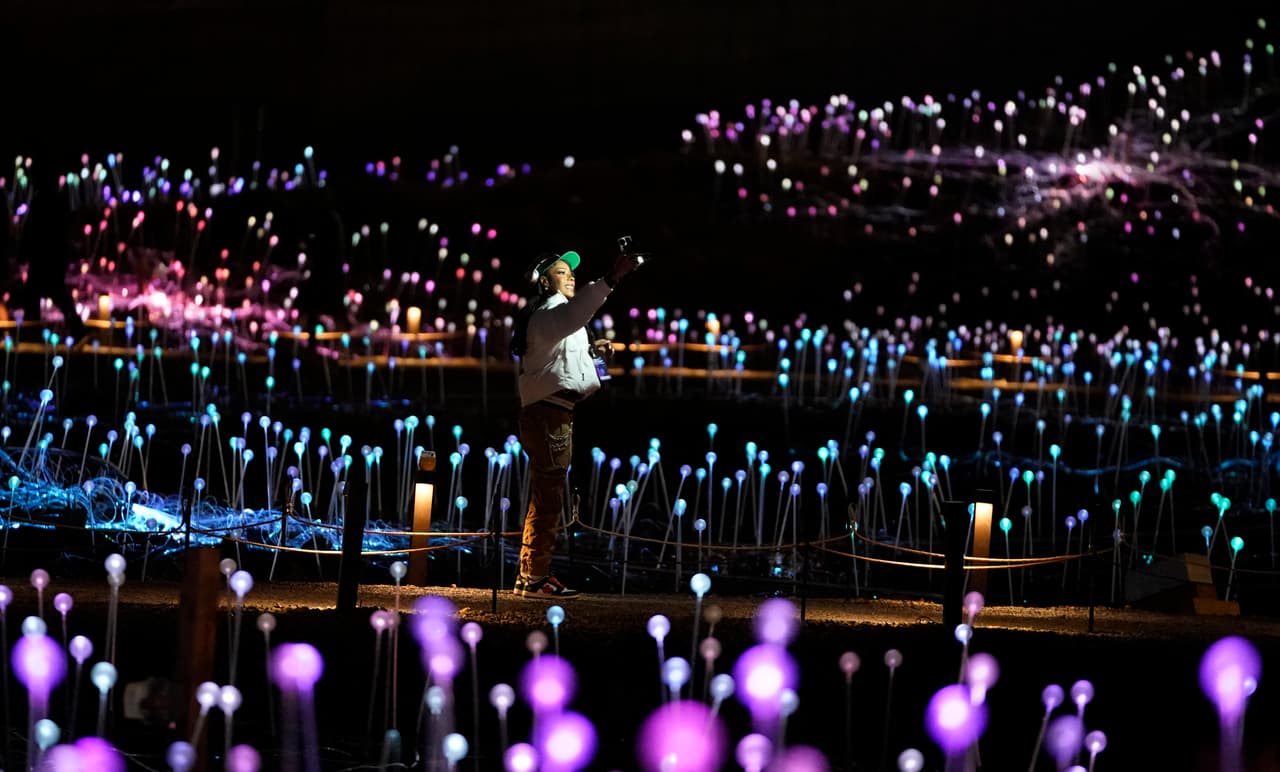 Bruce Munro reveló que tuvo la idea de crear 'Field of Light' en un viaje a Australia.