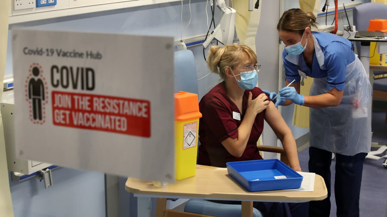 En video. Así es el primer operativo del mundo para aplicar masivamente la vacuna contra el covid-19. Reino Unido dio inicio a la vacunación masiva. Lo mismo podría ocurrir pronto en EEUU, donde la Agencia de Comida y Drogas (FDA) 
<a href="https://www.univision.com/noticias/salud/analisis-fda-eeuu-vacuna-de-pfizer-contra-el-coronavirus-es-segura">concluyó que la vacuna de Pfizer es segura y efectiva</a>.