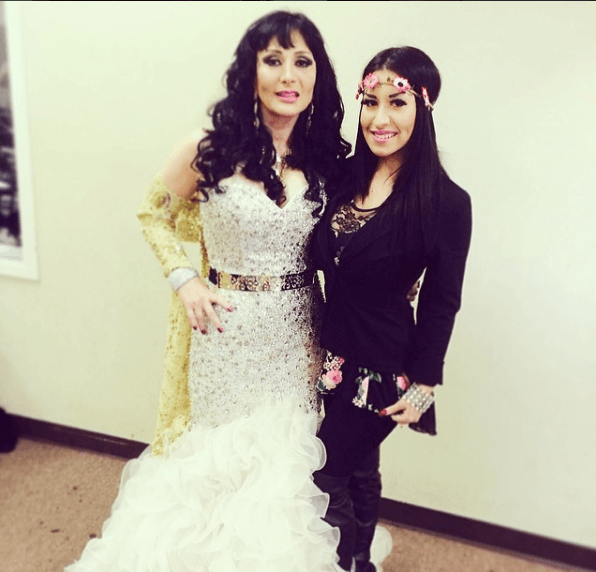 Beatriz es la hija que Solís procreó durante su primer matrinonio junto a la también cantante mexicana, Beatriz Adriana.