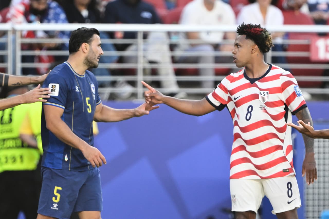 El bosnio Sead Kolasinac (5) y el estadounidense Weston McKennie (8) intercambian palabras durante el partido de dieciseisavos de final de la Copa del Mundo entre Estados Unidos y Bosnia en Santa Clara, California, cerca de San Francisco, el miércoles 1 de julio de 2026.