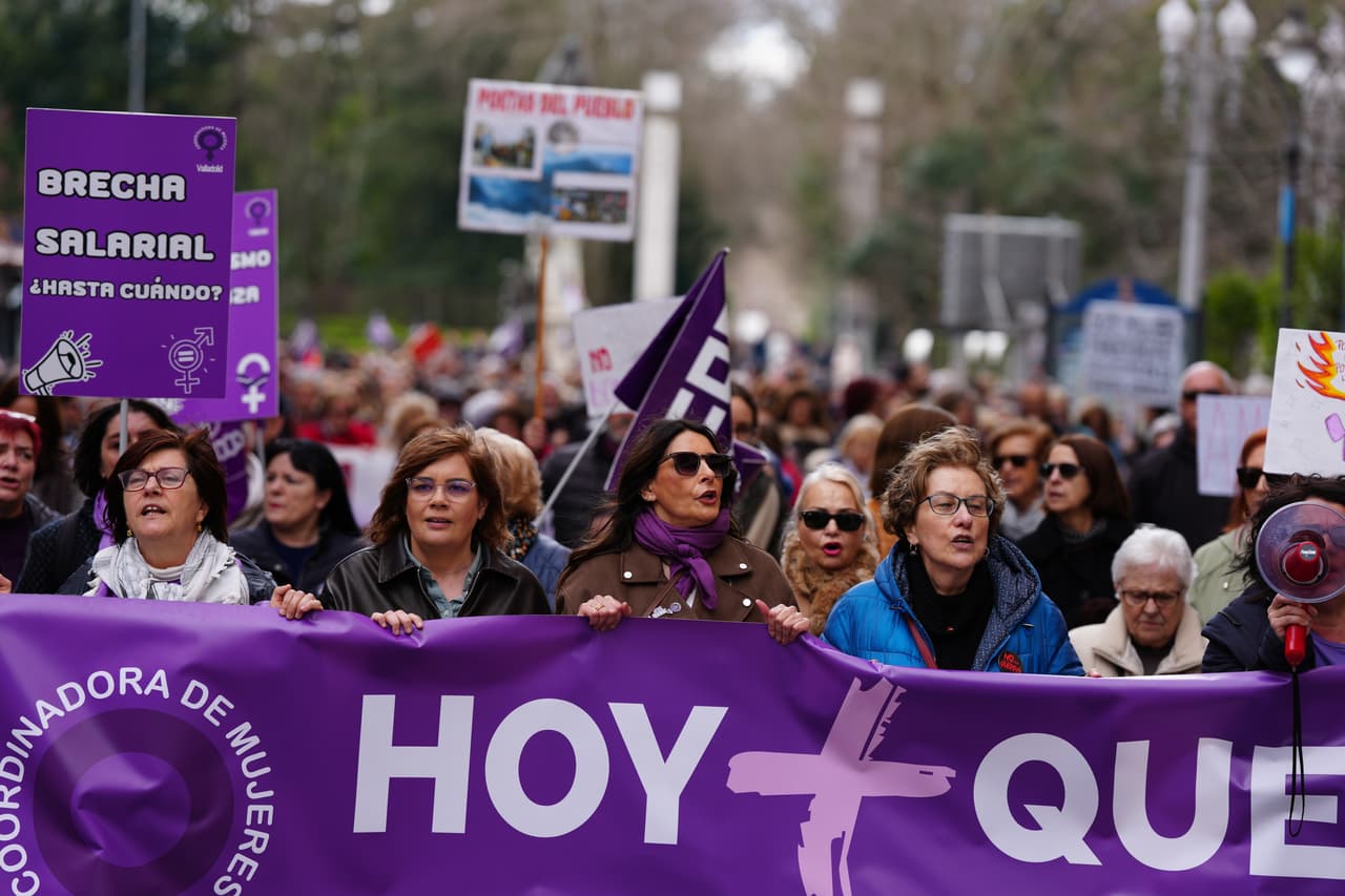 Decenas de personas durante una manifestación convocada por el Comité Coordinador de Mujeres de Valladolid con motivo del Día de la Mujer, el 8 de marzo de 2026, en Valladolid, Castilla y León (España). La manifestación se desarrolló bajo el lema «Hoy más que nunca feminismo» para exigir la necesidad de la lucha feminista ante el posible retroceso de los derechos en las instituciones, así como para hacer un llamamiento a la paz ante los conflictos internacionales actuales, especialmente en Oriente Medio. 8 DE MARZO DE 2026 DÍA DE LA MUJER Fotogénica/Claudia Alba / Europa Press 08/03/2026 (Europa Press vía AP)