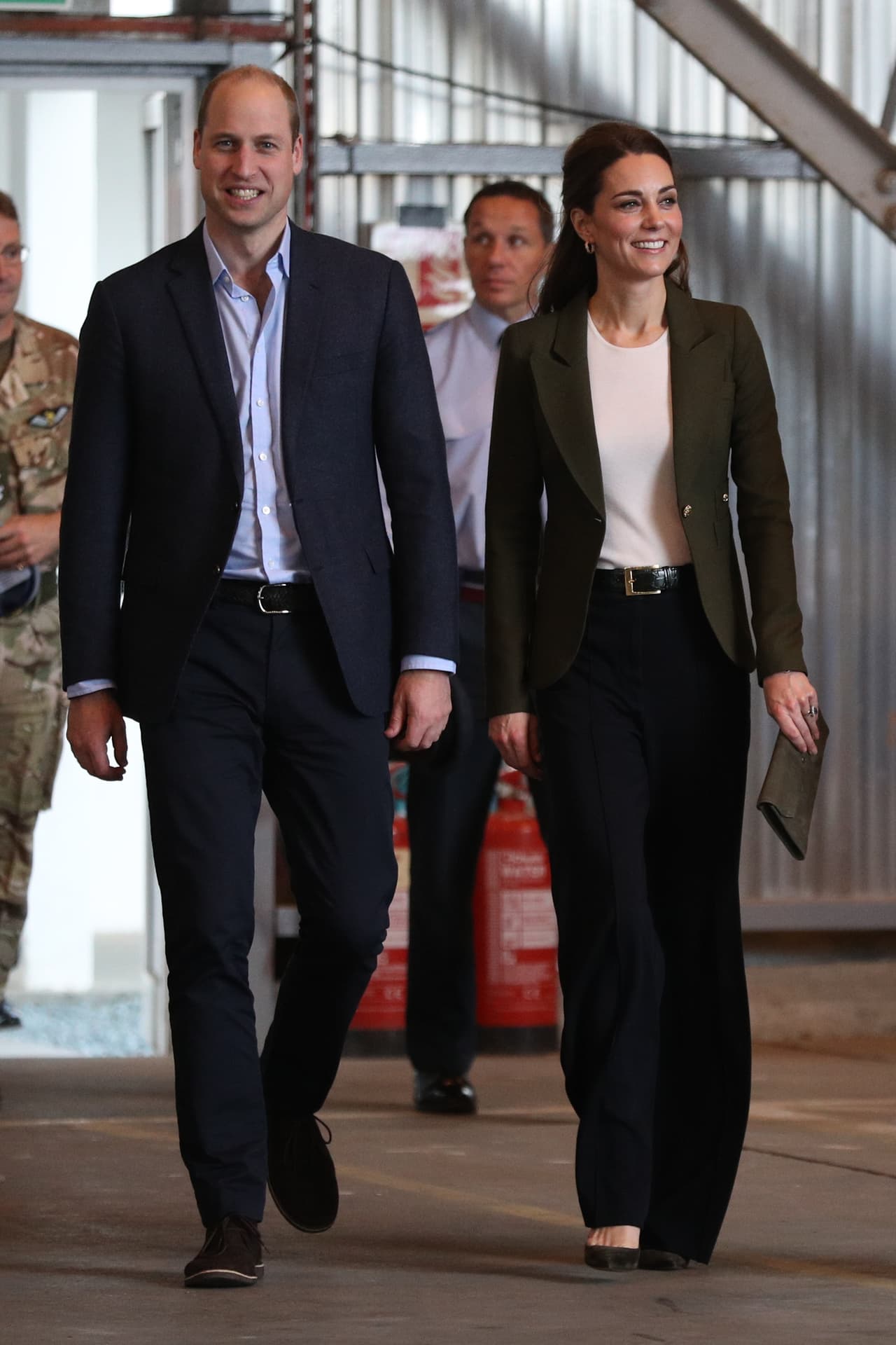 Kate Middleton y el príncipe William de visita en la base aérea británica de Chipre.