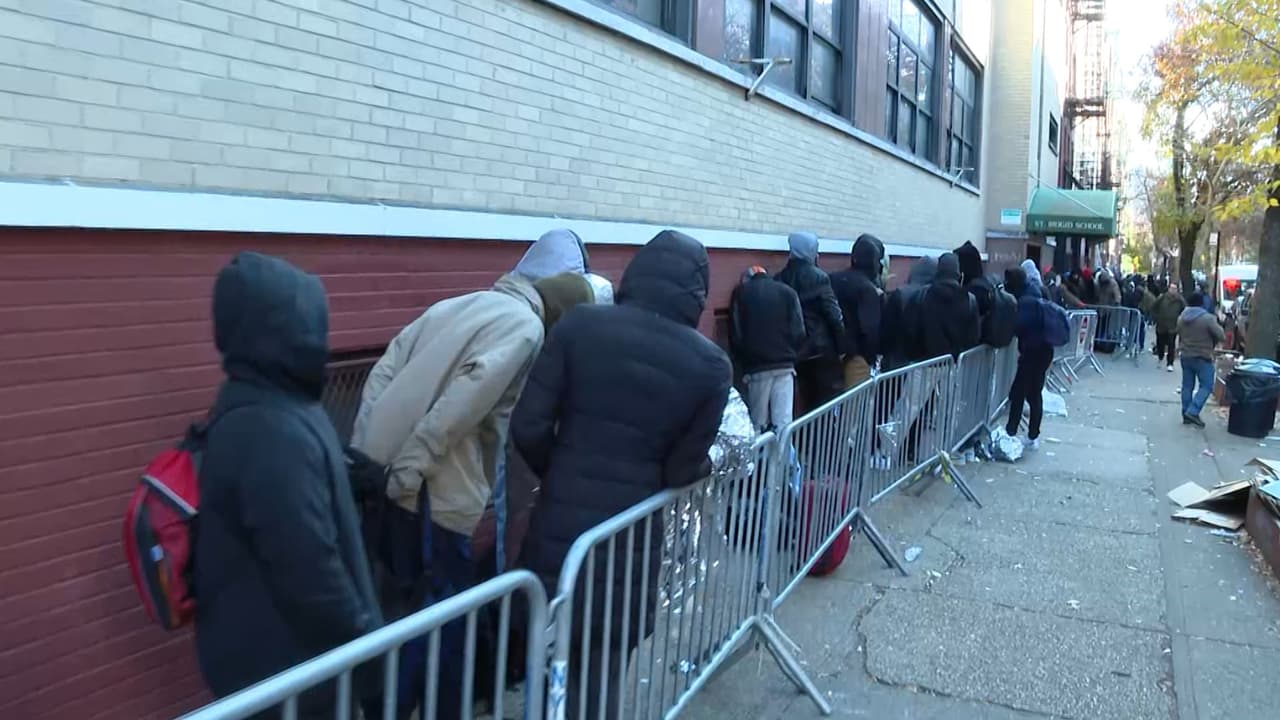 Inmigrantes hacen fila por horas en Manhattan para reinscribirse en programa de refugios