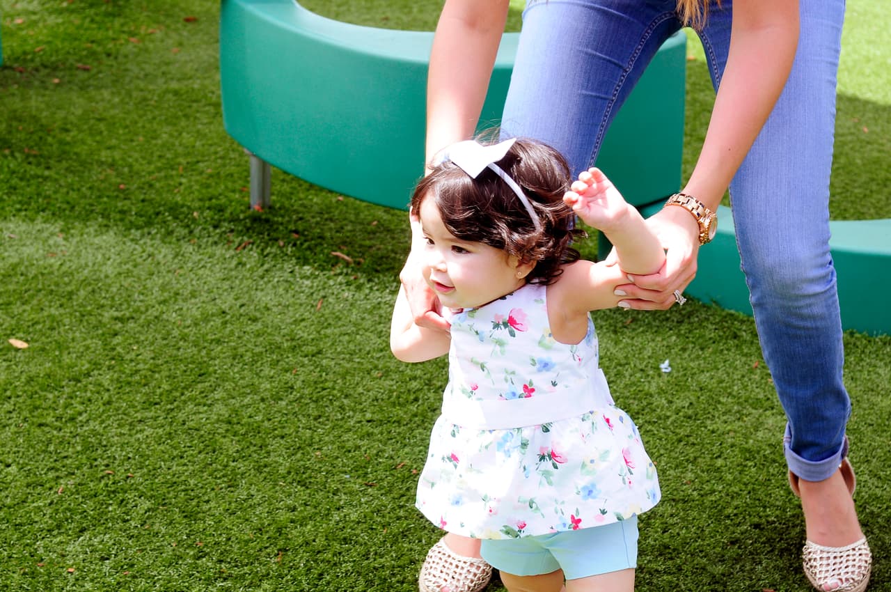 La pequeña decidió dar sus primeros pasitos el mismo día del cumpleaños de su padre, el 11 de abril. ¡Toda una belleza de niña!