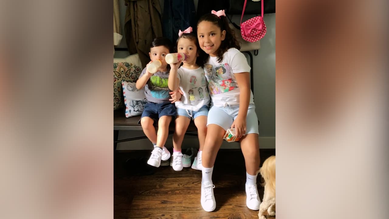 "Todo se quemó en mi cuarto, menos un cuadro que dice ‘orar’se quedó en la pared y debajo de eso estaba un librero y todo eso se quemó", continuó. La joven nacida en 
<b><a href="https://www.univision.com/temas/houston">Houston</a></b> y de padre Tamaulipeco agregó que, aunque perdió todo, agradece a Dios que están vivos.