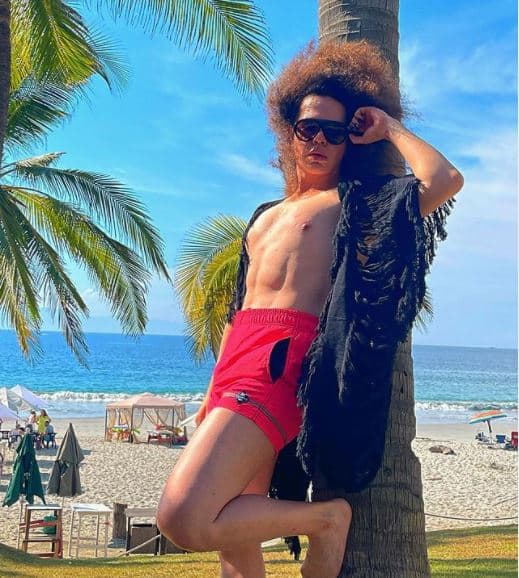 Su canal cuenta con 182,000 seguidores y su contenido es muy diverso ya que sube tutoriales de ‘make up’, también hace colaboraciones con otros ‘influencers’, realiza sketches cómicos, vlogs de su vida y hasta mantiene un papel más activo en la comunidad LGBT+.