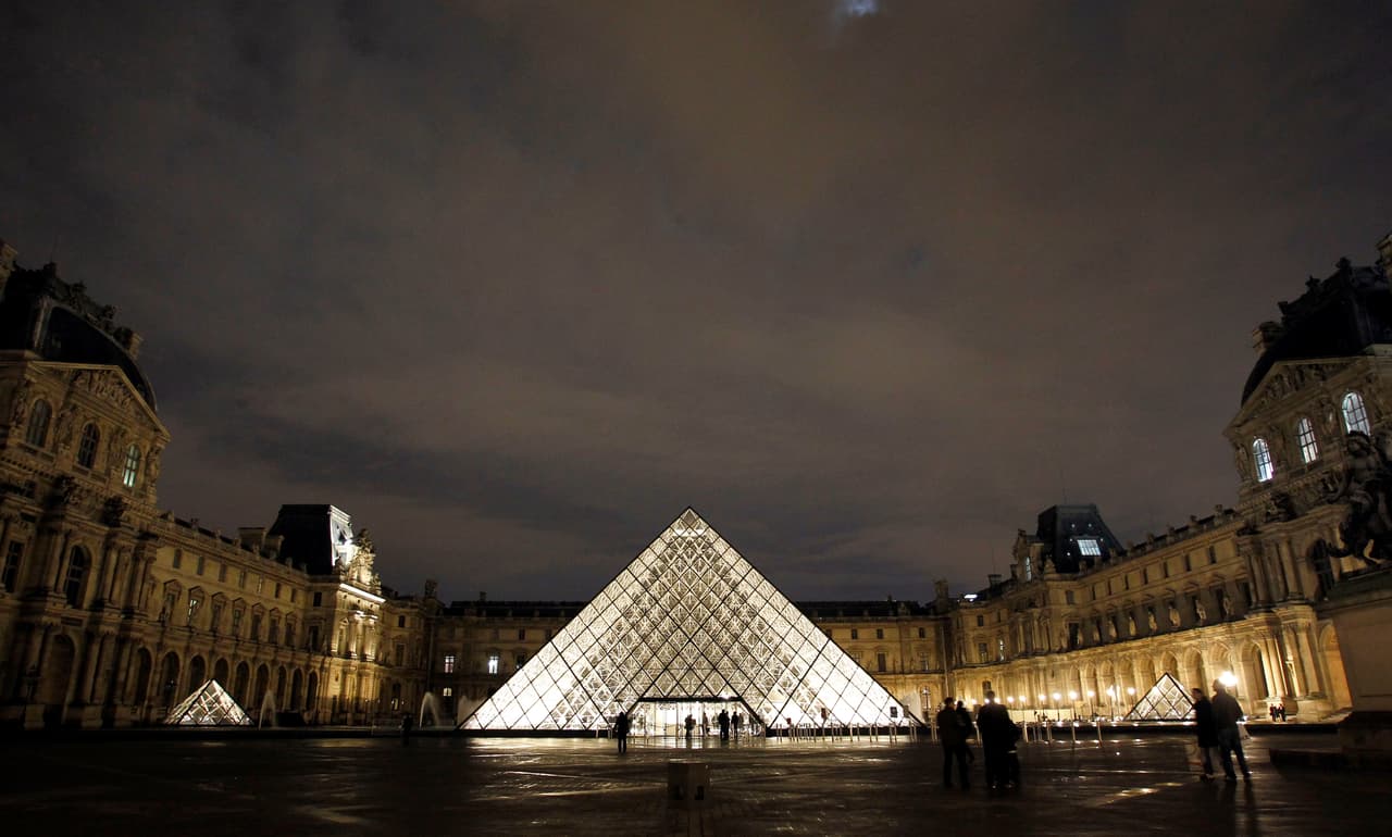 La pirámide del Louvre Tiene una altura de 20,1 metros y un total de 673 paneles de vidrio laminado transparente. Ha sido una obra polémica que se ha convertido en otro símbolo de París.