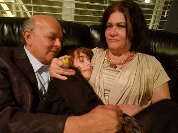 Luego de quedar huérfana, Maya Berry Spear quedó bajo la tutela de sus abuelos maternos, Rafael Spar e Ingeborg Motz.