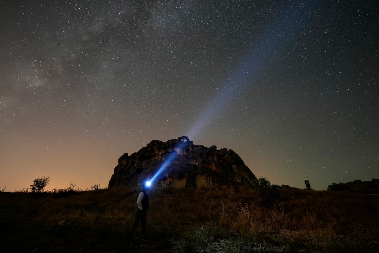 La lluvia de meteoros de las Perseidas, la más popular del año, podrá observarse en Georgia con mejor claridad entre hoy y mañana, y continuará hasta el 24 de agosto. Sin embargo, el evento principal tendrá lugar entre la noche del miércoles 12 de agosto y la madrugada del jueves 13 de agosto.