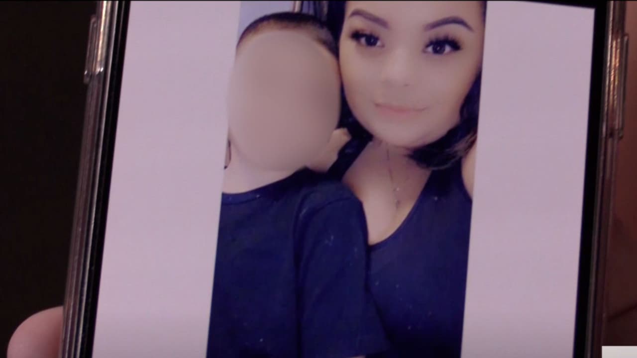 Angélica Hinojosa y su hijo, quien quedó huérfano tras el crimen.