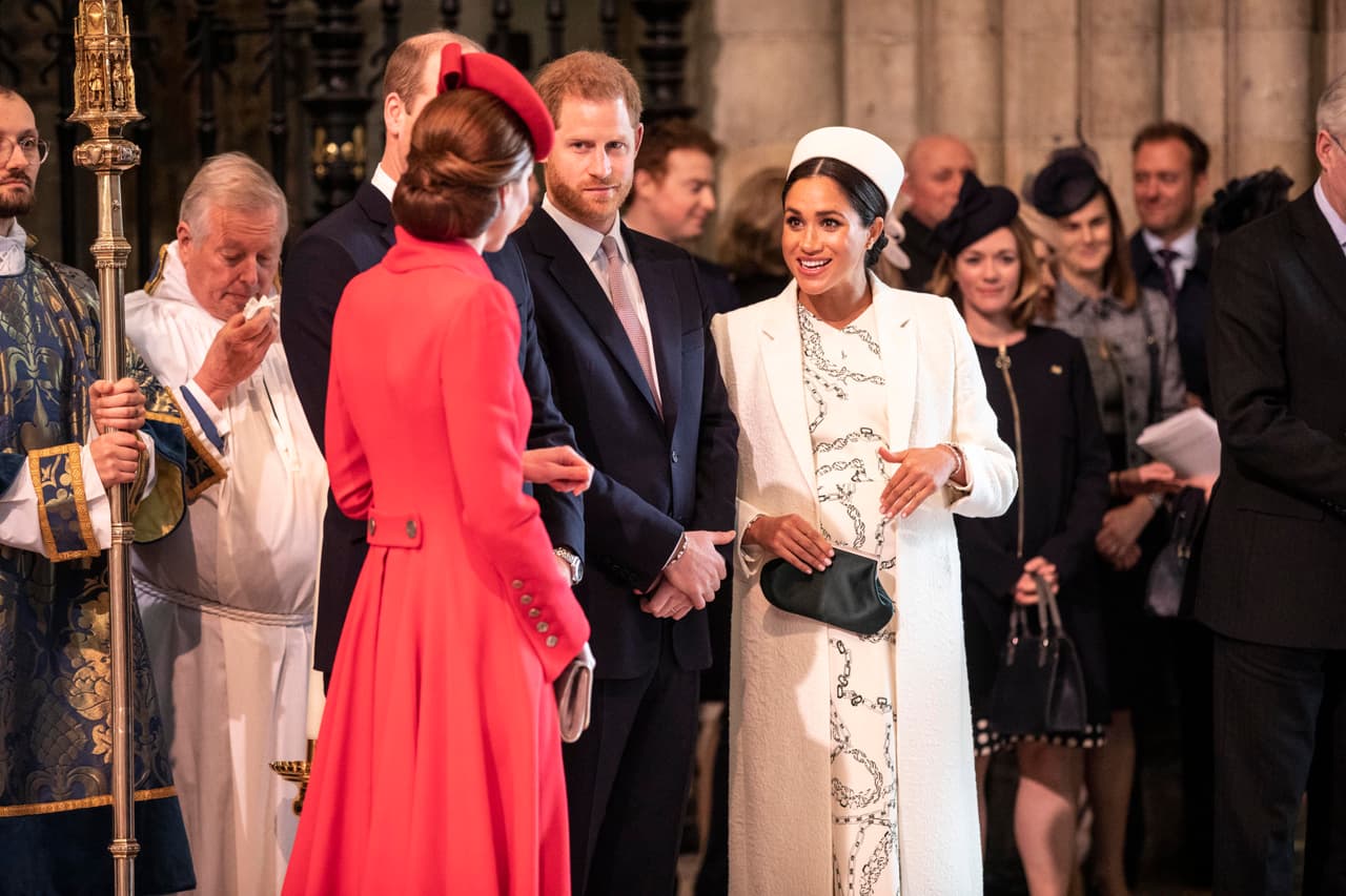 Los estudiantes también obtendrán un adelanto de la 
<b><a href="https://www.univision.com/entretenimiento/kate-middleton-y-los-hermosos-vestidos-en-su-visita-a-paris-fotos#eadac9430001" target="_blank">colección de vestidos</a></b> para ceremoniales reales, así como bocetos de los 
<b><a href="https://www.univision.com/entretenimiento/realeza/kate-middleton-da-lecciones-de-moda-en-paris" target="_blank">conjuntos más famosos</a></b>.