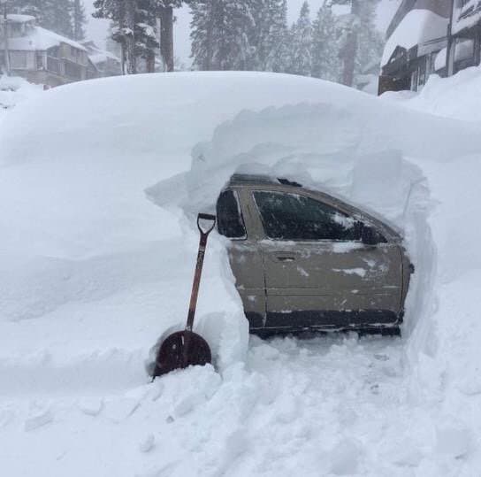 Jarret Jackson compartió el 8 de enero esta foto a través de su cuenta en Twitter. La imagen ilustra las complicaciones causadas por la nieve a los residentes de Mammoth Lake.