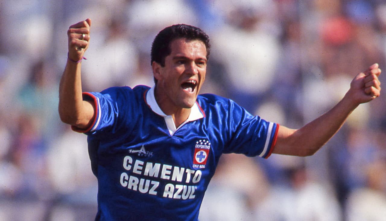 Carlos Hermosillo comenzó su carrera en América en 1983 y estuvo allí hasta 1989, para luego tener un breve paso de nuevo en el 2000. Con las 'Águilas' marcó 93 goles. Sin embargo, fue ídolo de Cruz Azul de 1991 a 1998 y anotó 100 tantos. Fue campeón con ambos equipos.