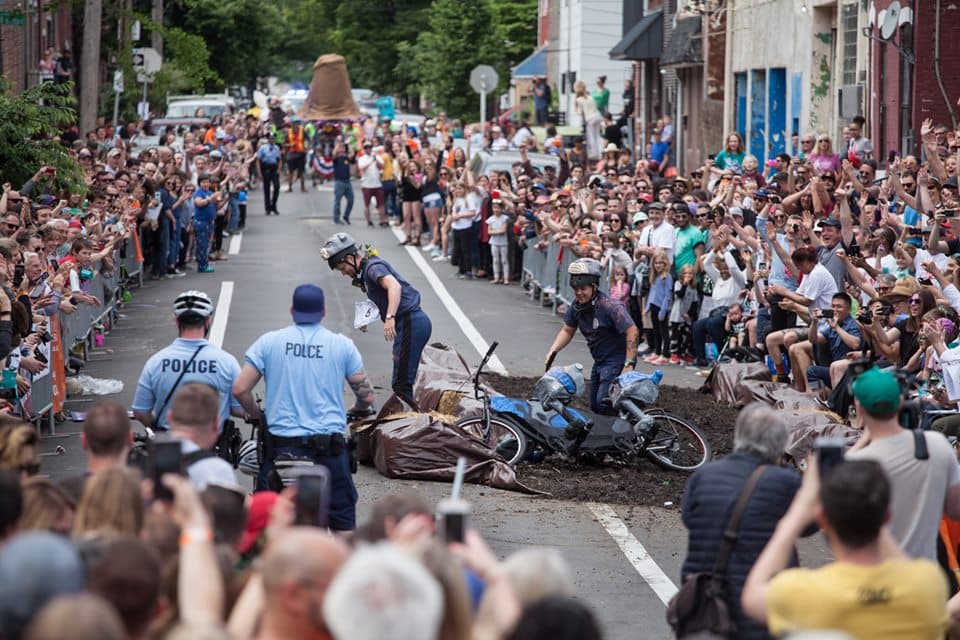 Anima el ingenio del diseño durante el derby y en su conclusión en la gigantesca y desordenada zona de meta de lodo.