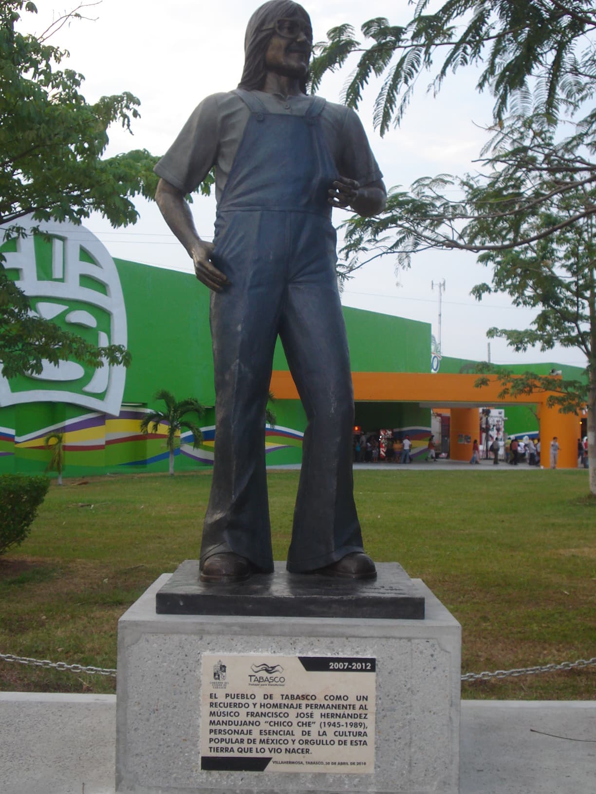 El creador de éxitos como: 'Quen Pompó' y 'De quén chon', Chico Che tiene su estatua en el reciento de la feria de su natal Tabasco, México. La figura se instaló desde 2009 y hasta la fecha cada año se reinde un homenaje al pie de la misma en honor al cantante de música tropical.