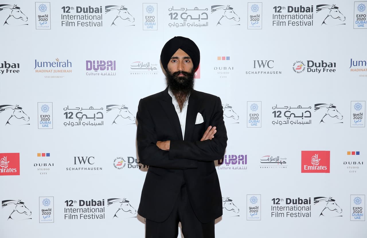 Aeroméxico impide a actor sij abordar vuelo a NY por usar turbante