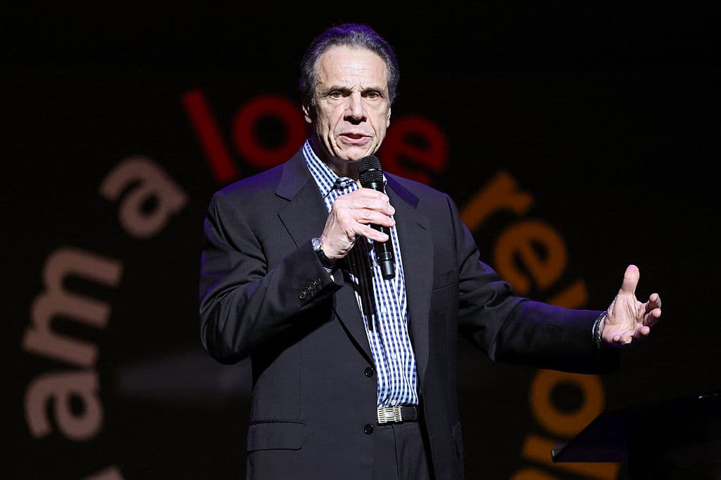 <b>Andrew Cuomo</b>, el exgobernador de Nueva York que 
<b>aspira a ser electo alcalde de la ciudad de Nueva York en noviembre de 2025</b>, ofreció un mensaje este 
<b>Domingo de Ramos</b> en la iglesia bautista 'First Corinthian' (Primera de Corintios), 
<b>en Harlem</b>. Allí alertó a los feligreses sobre 
<b><a href="https://www.univision.com/local/los-angeles-kmex/bernie-sanders-aviva-la-revolucion-contra-donald-trump-y-elon-musk-en-los-angeles-antes-de-ir-a-coachella-fotos" target="_blank">"Míster Donald Trump", alegando que "esa es la amenaza que enfrentamos"</a></b>.