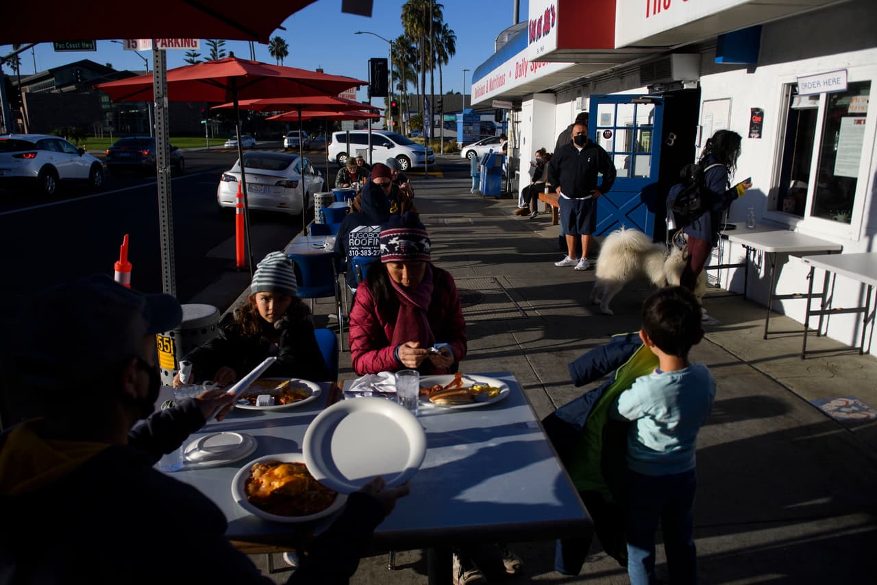 La cocina de Eat At Joe's ha estado encendida durante 50 años en el 400 N Pacific Coast Hwy, en la ciudad costera de Redondo Beach al sur de la ciudad de Los Ángeles.
